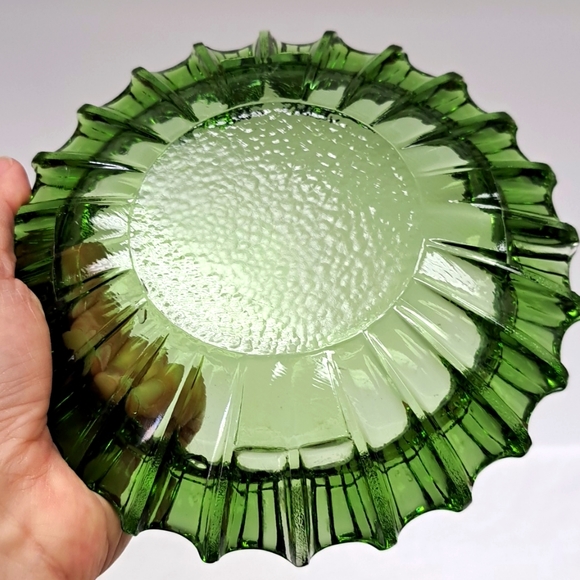 Mid-Century Modern" green 7”  "Starburst" ashtray/ trinket dish by BLENKO  USA - Picture 3 of 6